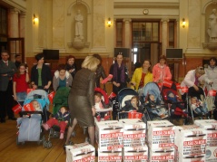 16. mart 2012. godine Predaja potpisa građana za ukidanje PDV i ograničavanje trgovačkih marži na opremu i hranu za bebe